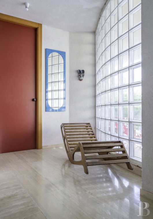 En Sicile, à l’est de Palerme, une maison d’inspiration moderniste en balcon sur la mer - photo  n°24